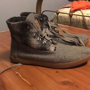 Tom’s lined high tops